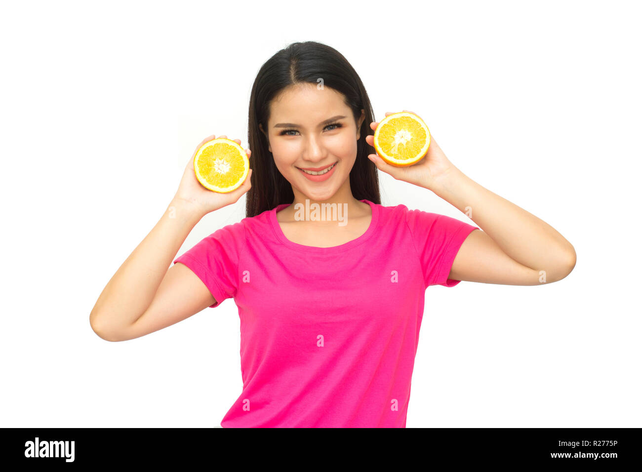 Ragazza salute visualizza giallo arancione con faccia sorridere isolato su sfondo bianco, mangiare sano concetto alimentare Foto Stock