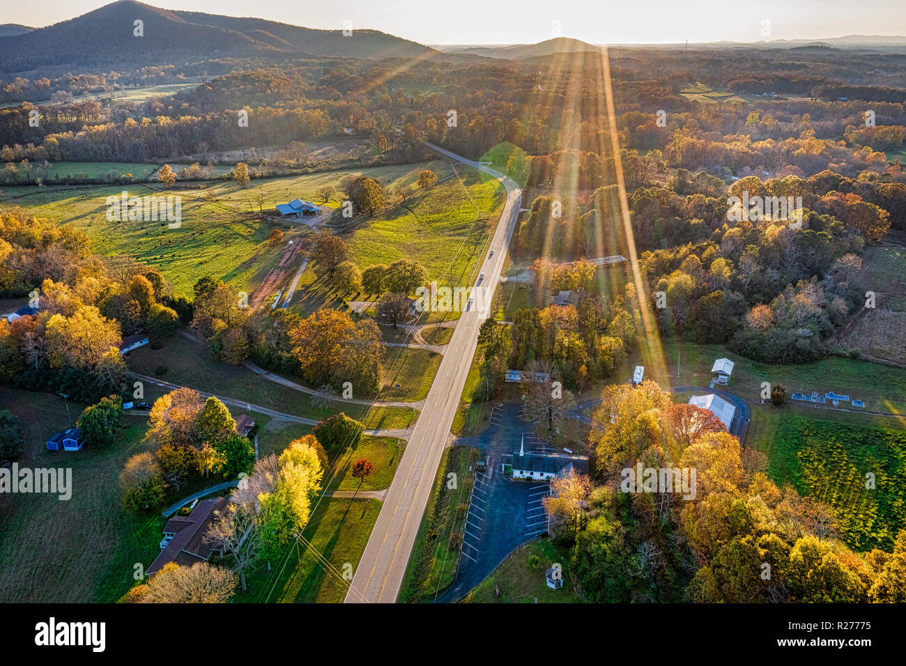 Ripresa aerea della strada retroilluminato in Georgia montagne durante il tramonto nella stagione autunnale Foto Stock