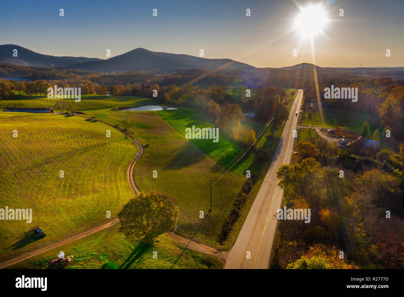 Vista aerea della strada retroilluminato in Georgia le montagne con raggi solari Foto Stock