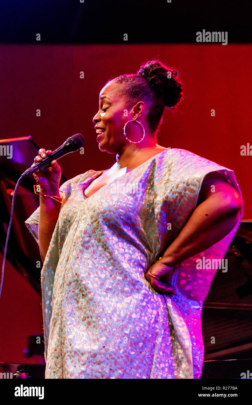 DIANNE REEVES si svolge in corrispondenza della 61a MONTEREY JAZZ FESTIVAL - Monterey, California Foto Stock