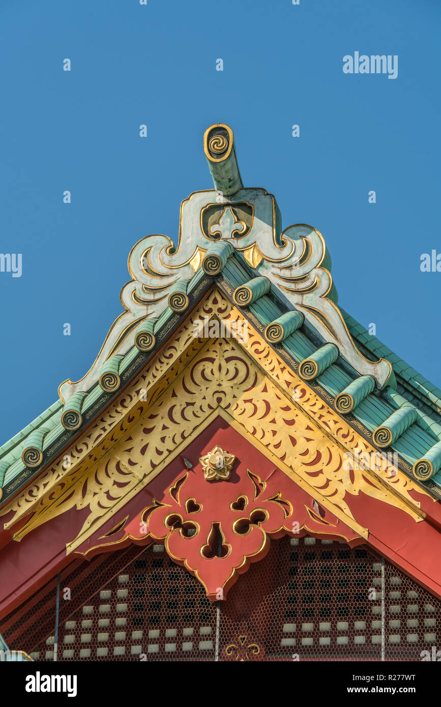 Tokyo, Chiyoda - 5 Agosto 2018 : Kanda Myojin o Kanda Jinja. Toribusuma (bird perch tile), Gegyo (Gable ciondolo) e Kazari Kanagu (Gol ornamenti) r Foto Stock