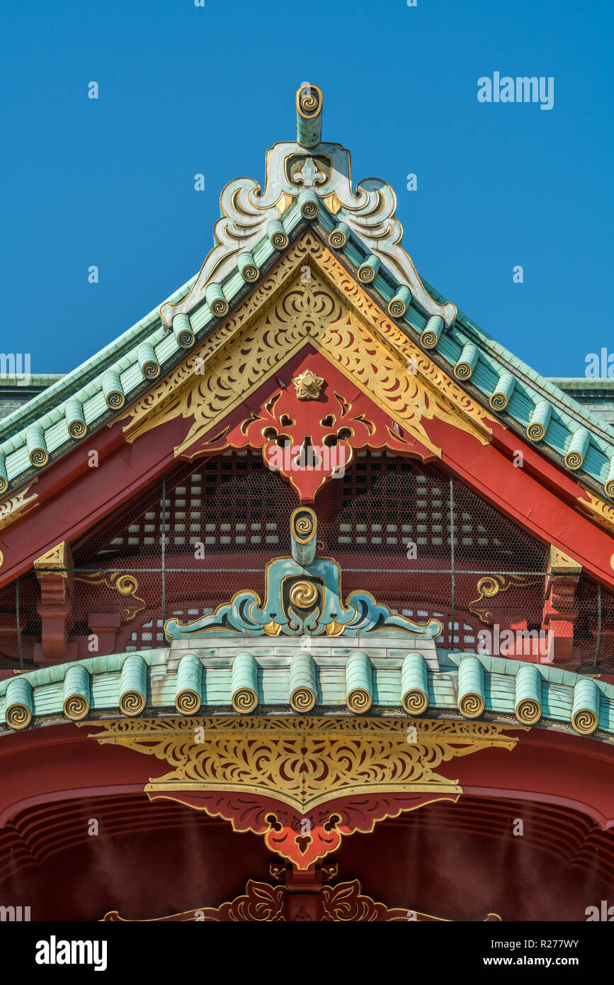 Tokyo, Chiyoda - 5 Agosto 2018 : Kanda Myojin o Kanda Jinja. Toribusuma (bird perch tile), Gegyo (Gable ciondolo) e Kazari Kanagu (Gol ornamenti) r Foto Stock