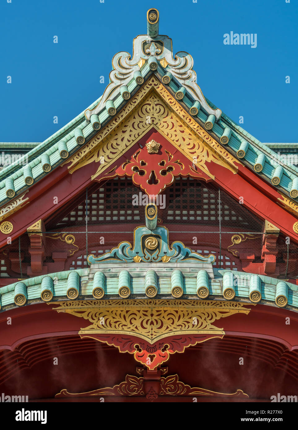 Tokyo, Chiyoda - 5 Agosto 2018 : Kanda Myojin o Kanda Jinja. Toribusuma (bird perch tile), Gegyo (Gable ciondolo) e Kazari Kanagu (Gol ornamenti) r Foto Stock