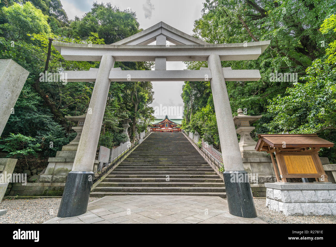 Tokyo - Agosto 14, 2018 : Ingresso torii gate di Hie Jinja. Sacrario scintoista situato nel quartiere Nagatacho, nel quartiere Chiyoda. Sancisce Hie-no-kami e Oyama Foto Stock