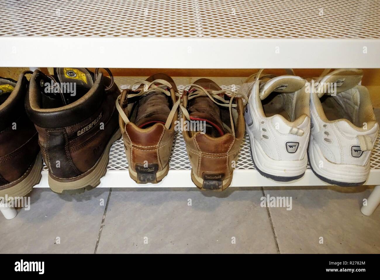 Vari elementi della calzatura su un metallo scarpa rack Foto Stock