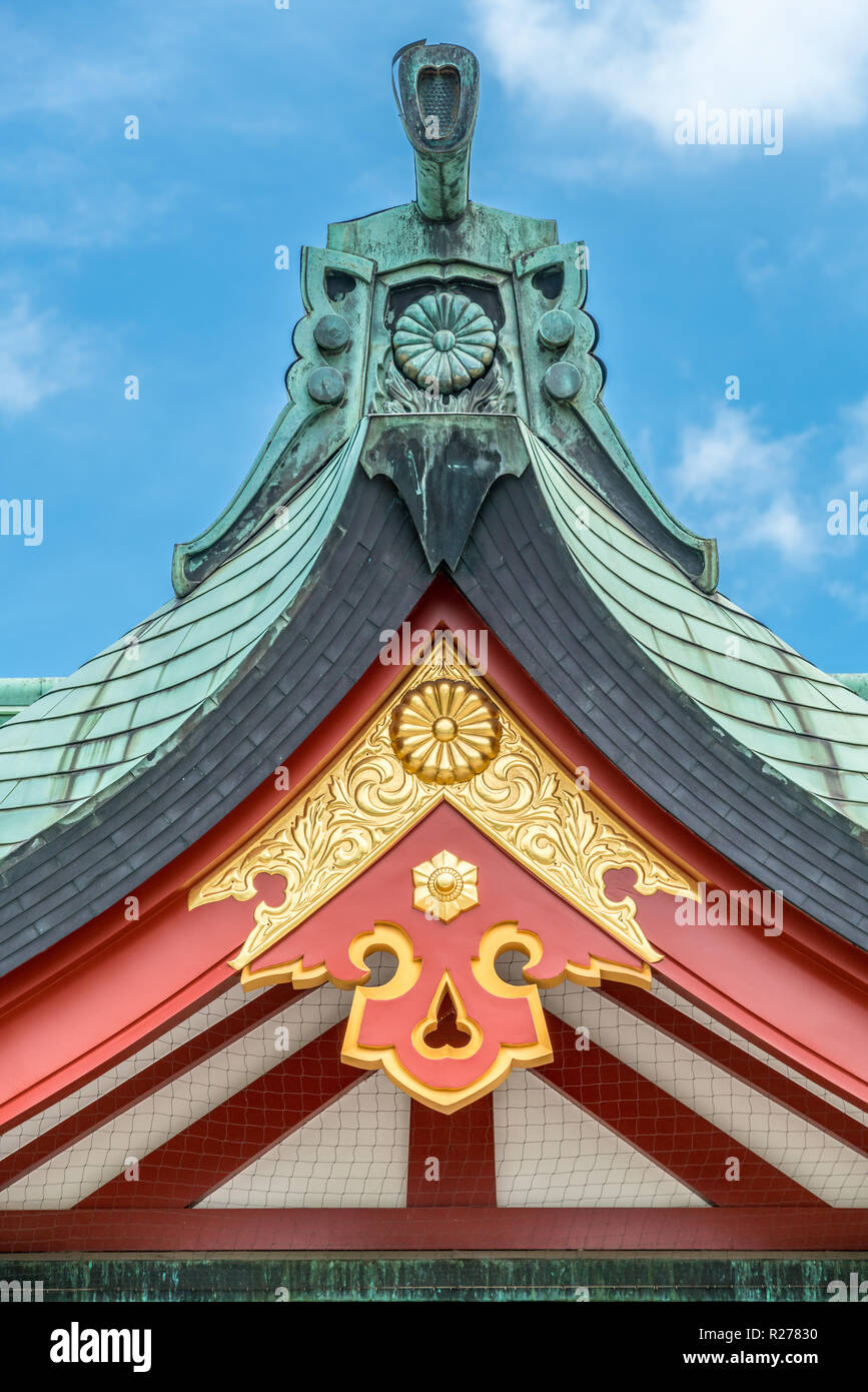 Tokyo - Agosto 14, 2018 : Shishiguchi ridge tessera di testa e Gegyo (Gable telecomando) di dettaglio del tetto e ornamenti (Kazari) a Honden (sala principale) di Hie Jinja. Foto Stock