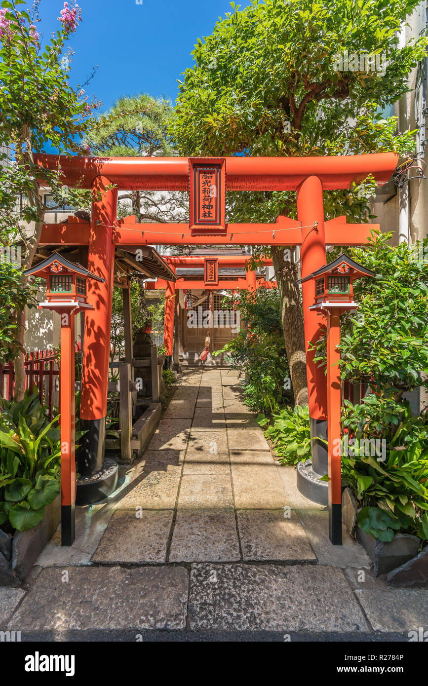 Tokyo - Agosto 17, 2018 - Torii Gates e Honden (sala principale) di Funekoinaka jinja sacrario scintoista. Situato in Minami Aoyama distretto. Foto Stock