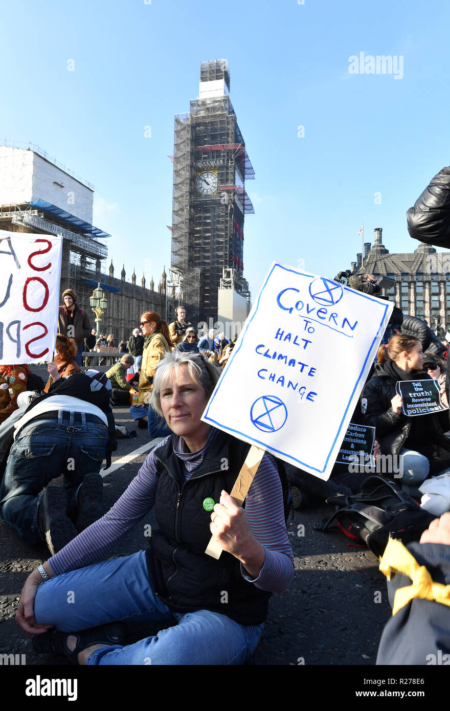 I dimostranti sul Westminster Bridge di Londra per una protesta chiamato dalla ribellione di estinzione per aumentare la consapevolezza dei pericoli derivanti dal cambiamento climatico. Foto Stock