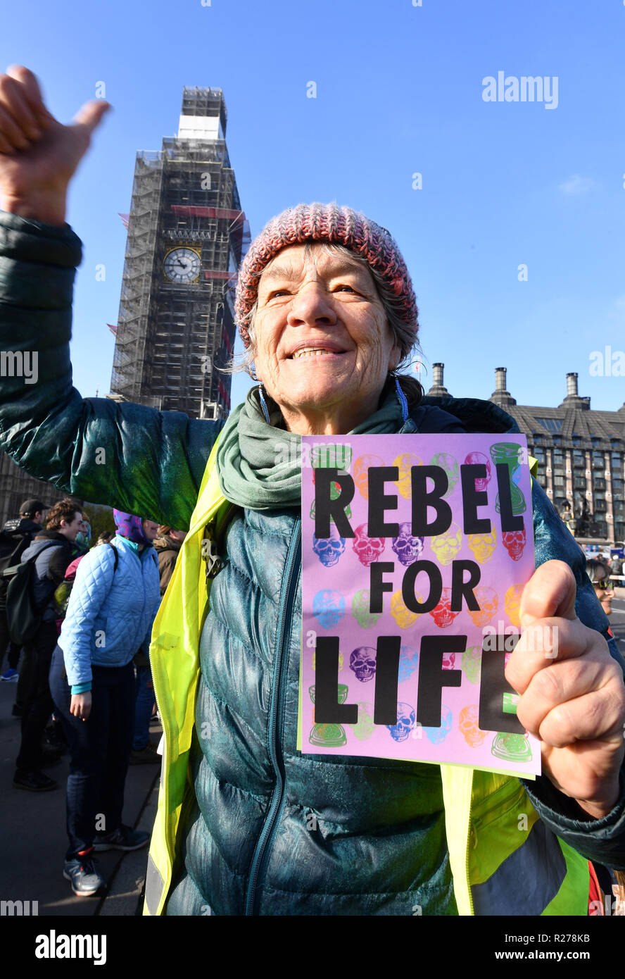 I dimostranti sul Westminster Bridge di Londra per una protesta chiamato dalla ribellione di estinzione per aumentare la consapevolezza dei pericoli derivanti dal cambiamento climatico. Foto Stock