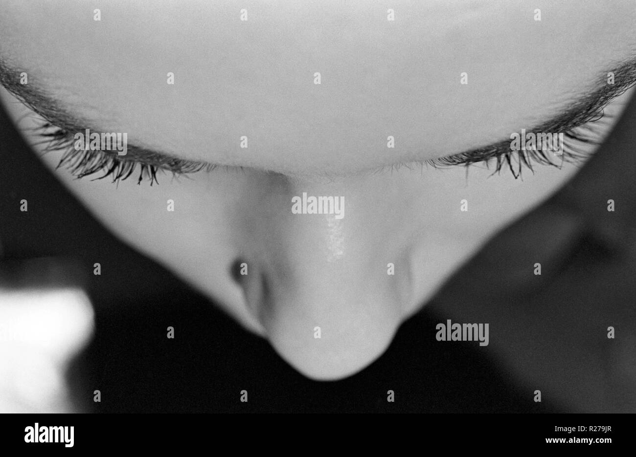 Vista da sopra di una femmine lunghe ciglia nere degli anni settanta Ungheria Foto Stock