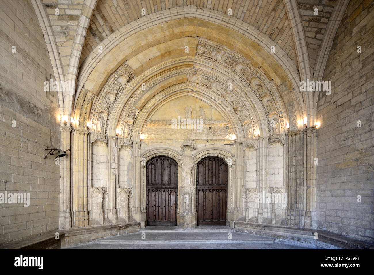 Loggia o ingresso gotico e porte doppie Palazzo dei Papi, Palazzo Papale o Palais des Papes Avignon Provence Francia Foto Stock