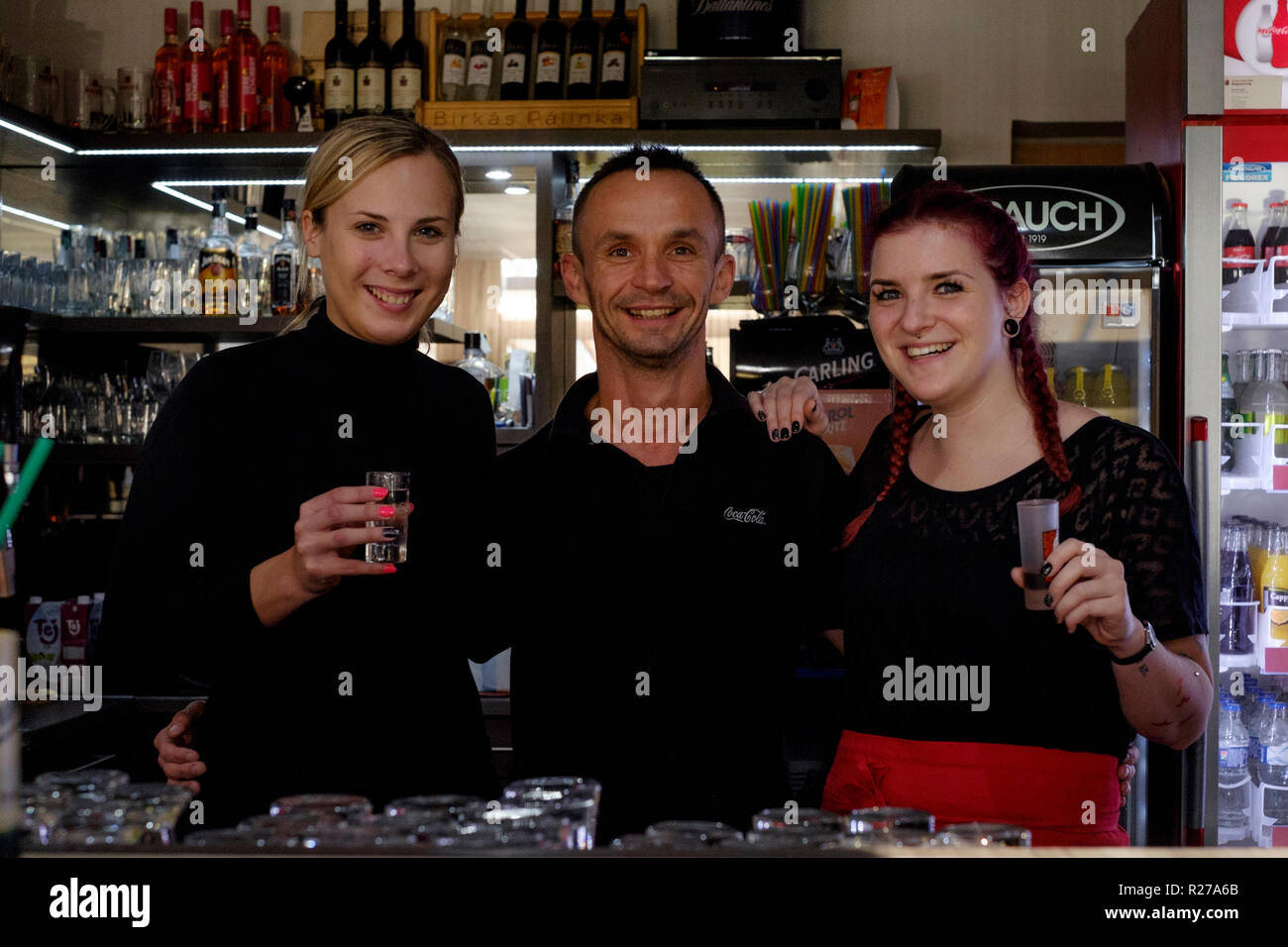 Giovani il personale del bar prendendo una pausa dal lavoro in Dallas bar lenti Zala county Ungheria Foto Stock