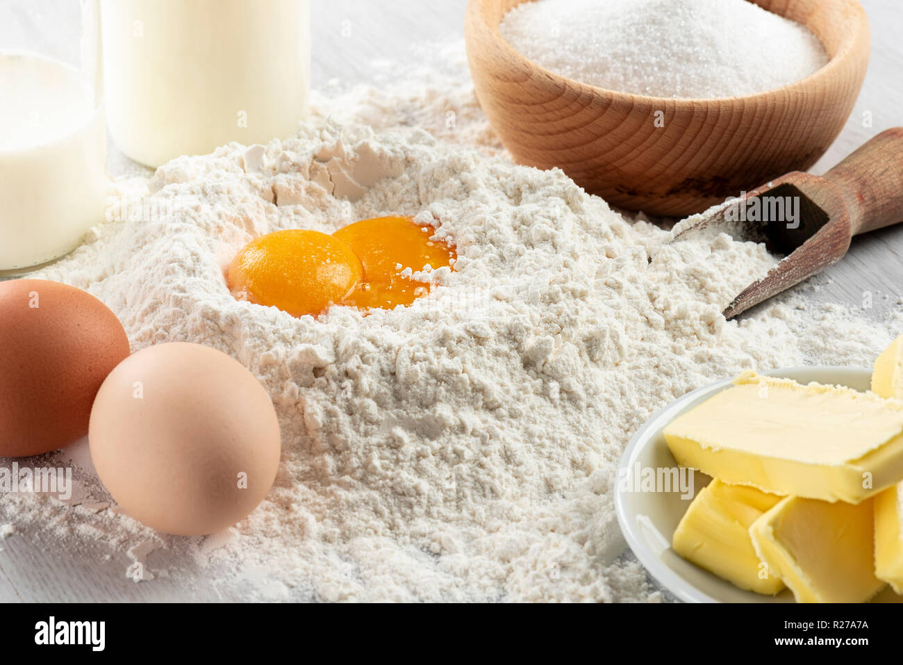 Ingredienti per la pasta e pasticceria sul tavolo di legno Foto Stock