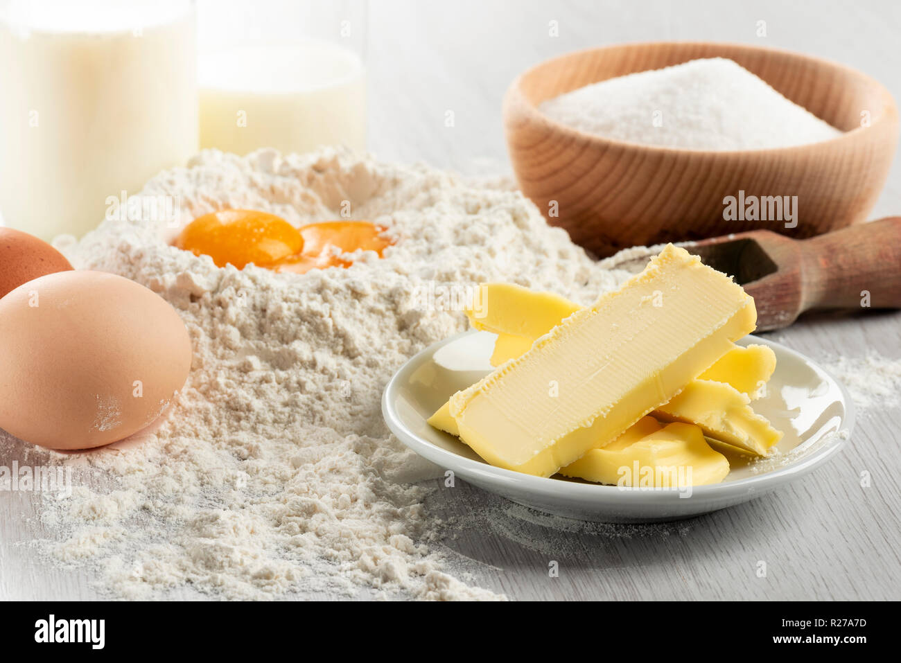Ingredienti per la pasta e pasticceria sul tavolo di legno, vicino fino al burro. Foto Stock