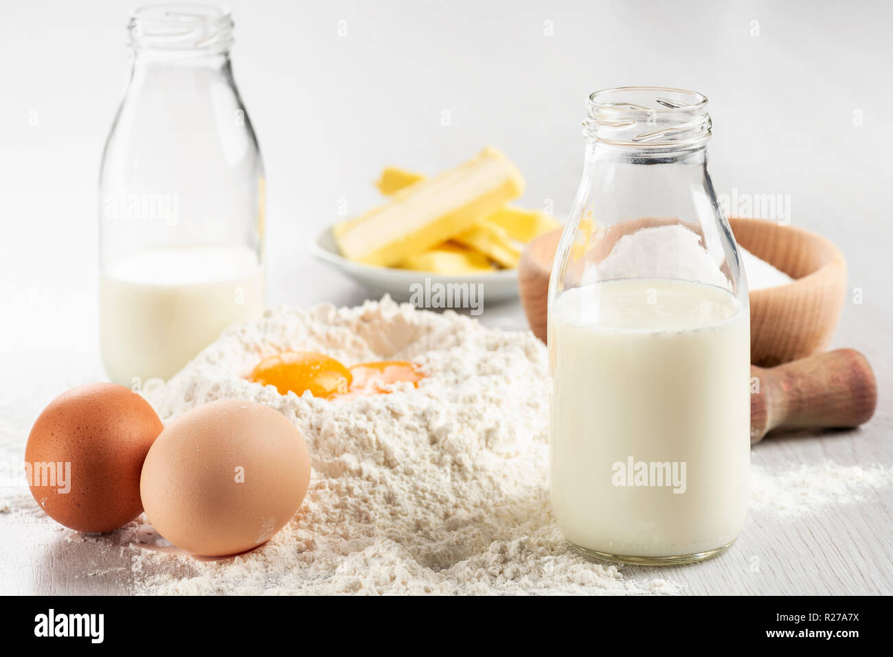 Ingredienti per la pasta e pasticceria sul tavolo di legno, vicino sul latte. Foto Stock