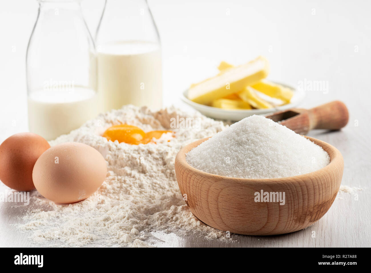 Ingredienti per la pasta e pasticceria sul tavolo di legno, close up sullo zucchero. Foto Stock