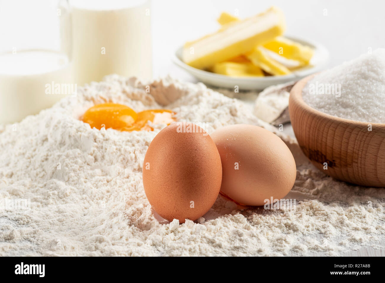 Ingredienti per la pasta e pasticceria sul tavolo di legno, close up sulle uova. Foto Stock