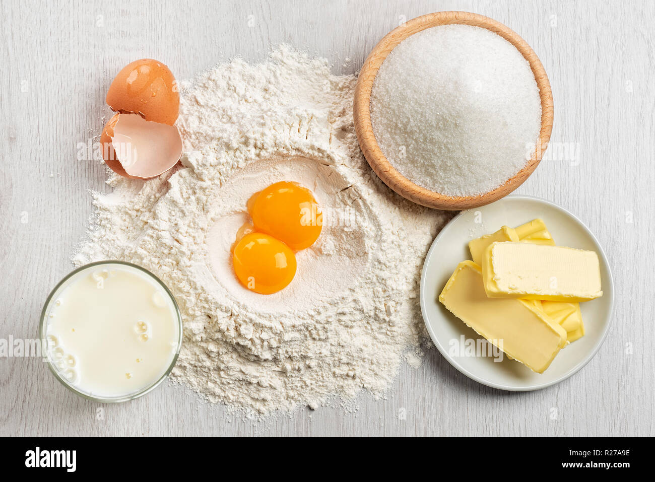 Ingredienti per la pasta e pasticceria sul tavolo di legno, vista dall'alto. Foto Stock