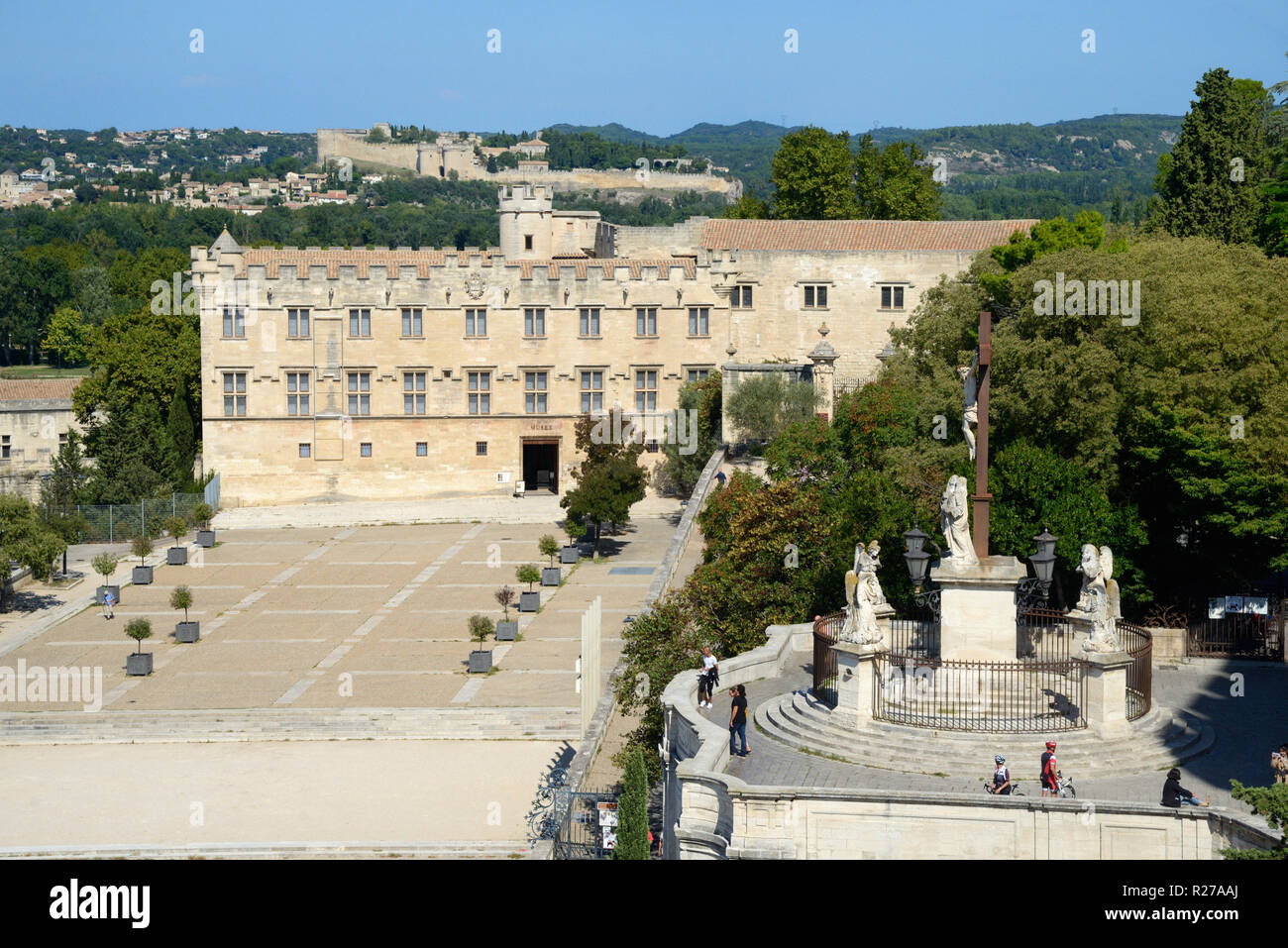 Vista su Petit Palais Museo con Villeneuve-lès Avignon in distanza e punto di vista barocco sotto la cattedrale di Notre Dame des Doms Chiesa cattedrale o Avignone Foto Stock