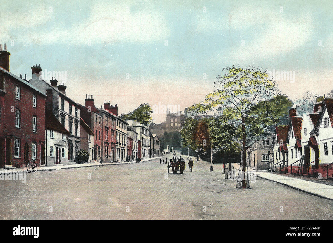 Castle Street Farnham.Farnham è una città del Surrey in Inghilterra, all'interno del borgo di Waverley.[2] La città è 34,5 miglia (55,5 km) a sud-ovest di Londra nell'estremo ovest del Surrey, adiacente al confine con Hampshire. Da Road, Guildford è 11 miglia (17 km) ad est e Winchester un ulteriore 28 miglia (45 km) lungo il medesimo asse di Londra. Farnham è la seconda città più grande in Waverley e uno dei cinque grandi agglomerati in Surrey. È di interesse storico, con molti vecchi edifici, incluso un certo numero di case in stile georgiano. Farnham Castle si affaccia sulla città. Foto Stock