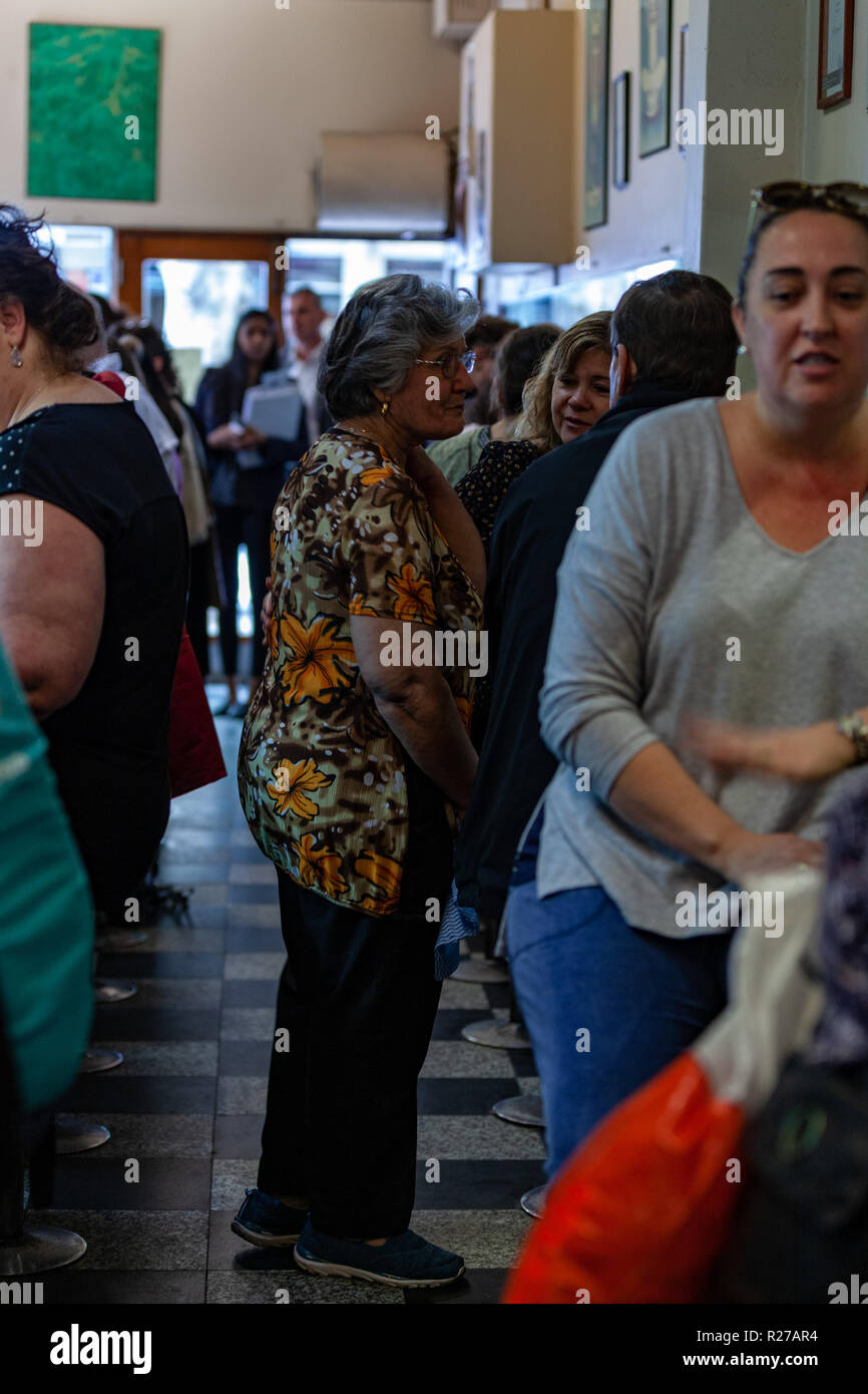 Condoglianze a Lucia "nona" dei pellegrini in Bourke St, Melbourne, Victoria Australia Foto Stock