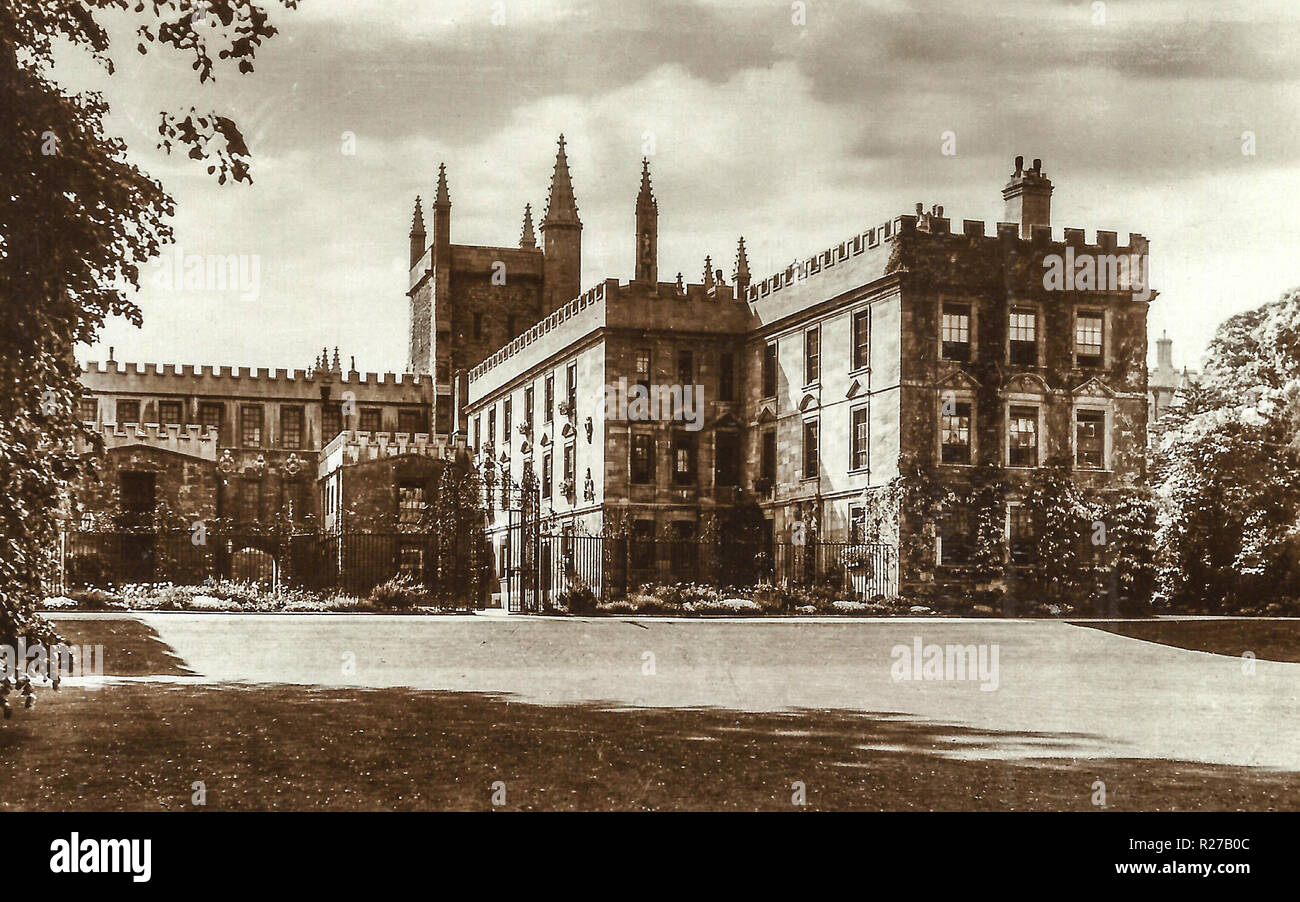 Oxford, Nuovo Collage. La città è conosciuta in tutto il mondo come la casa dell'Università di Oxford, la più antica università del mondo di lingua inglese.[11] edifici di Oxford dimostrano notevoli esempi di ogni lingua inglese periodo architettonico fin dal tardo periodo sassone. Oxford è conosciuta come la città delle guglie sognanti', un termine coniato dal poeta Matthew Arnold. Oxford ha una ampia base economica. Le sue industrie includono motor manufacturing, istruzione, pubblicazione e un gran numero di informazioni e di tecnologia basata sulla scienza imprese, alcuni essendo propaggini accademico. Foto Stock