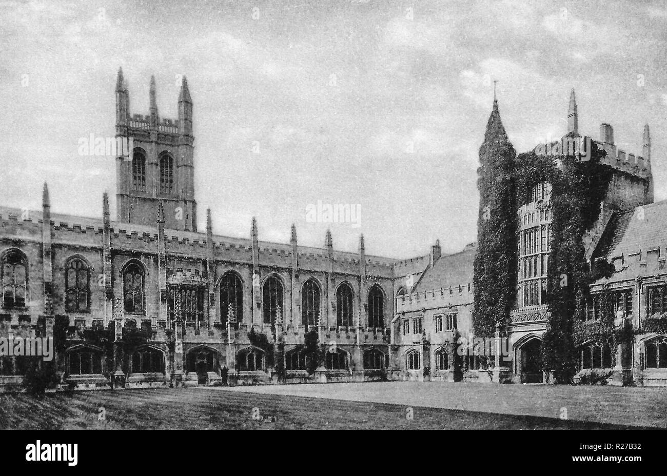 Oxford, Magdalen collage, la città è conosciuta in tutto il mondo come la casa dell'Università di Oxford, la più antica università del mondo di lingua inglese.[11] edifici di Oxford dimostrano notevoli esempi di ogni lingua inglese periodo architettonico fin dal tardo periodo sassone. Oxford è conosciuta come la città delle guglie sognanti', un termine coniato dal poeta Matthew Arnold. Oxford ha una ampia base economica. Le sue industrie includono motor manufacturing, istruzione, pubblicazione e un gran numero di informazioni e di tecnologia basata sulla scienza imprese, alcuni essendo propaggini accademico. Foto Stock