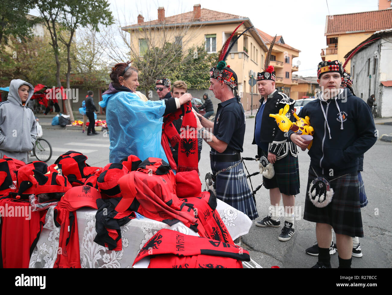 Scozia fan Acquista Albania themed la merce prima di UEFA la lega delle nazioni, gruppo C1 corrispondono al Loro Parque Borici Stadium, Scutari. Foto Stock