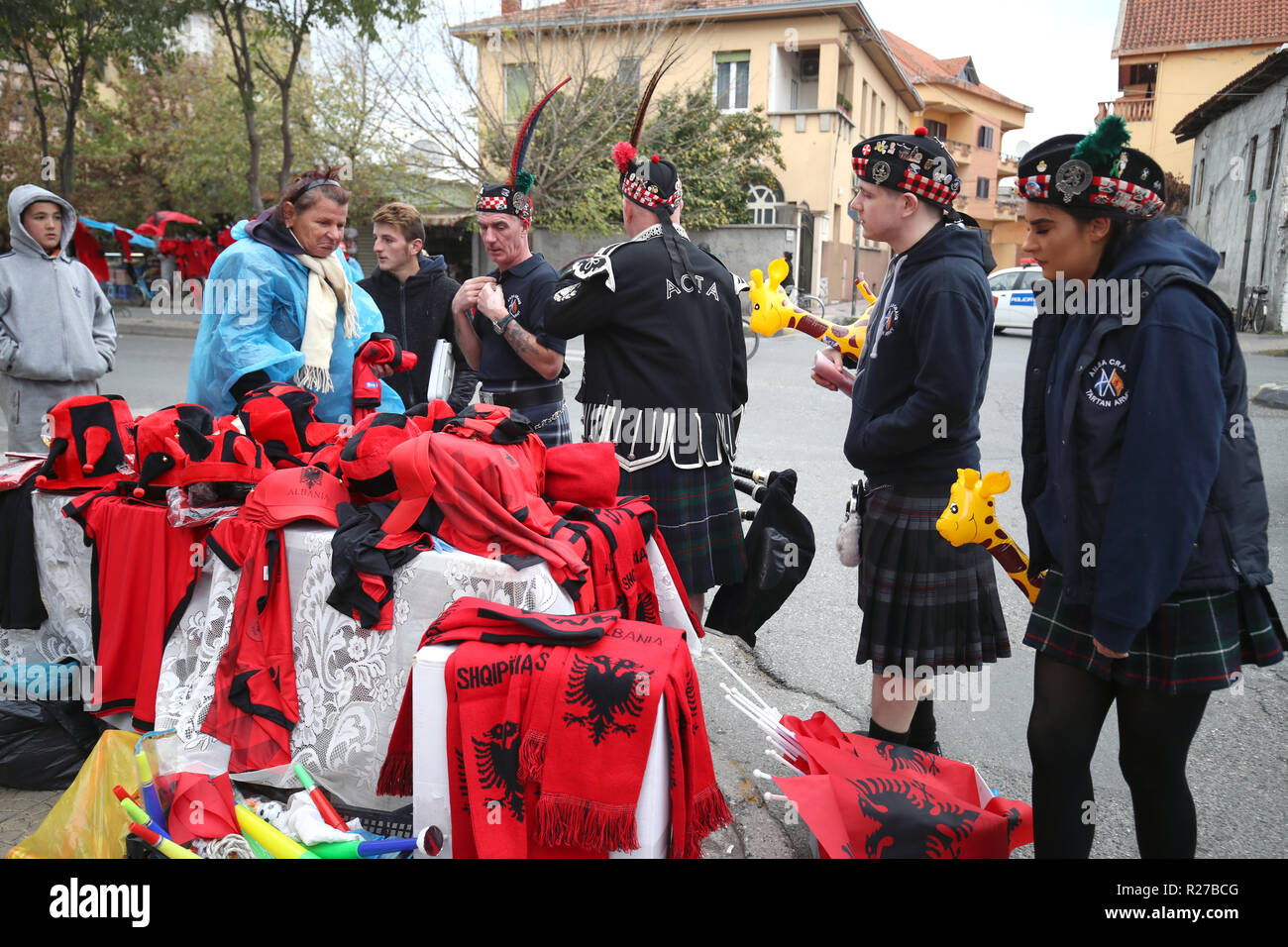 Scozia fan Acquista Albania themed la merce prima di UEFA la lega delle nazioni, gruppo C1 corrispondono al Loro Parque Borici Stadium, Scutari. Foto Stock