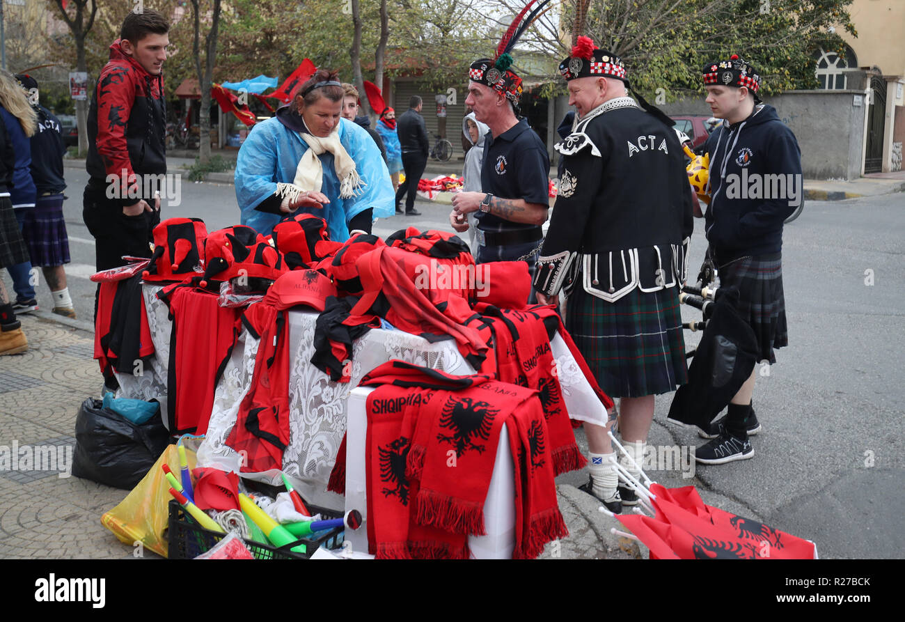 Scozia fan Acquista Albania themed la merce prima di UEFA la lega delle nazioni, gruppo C1 corrispondono al Loro Parque Borici Stadium, Scutari. Foto Stock