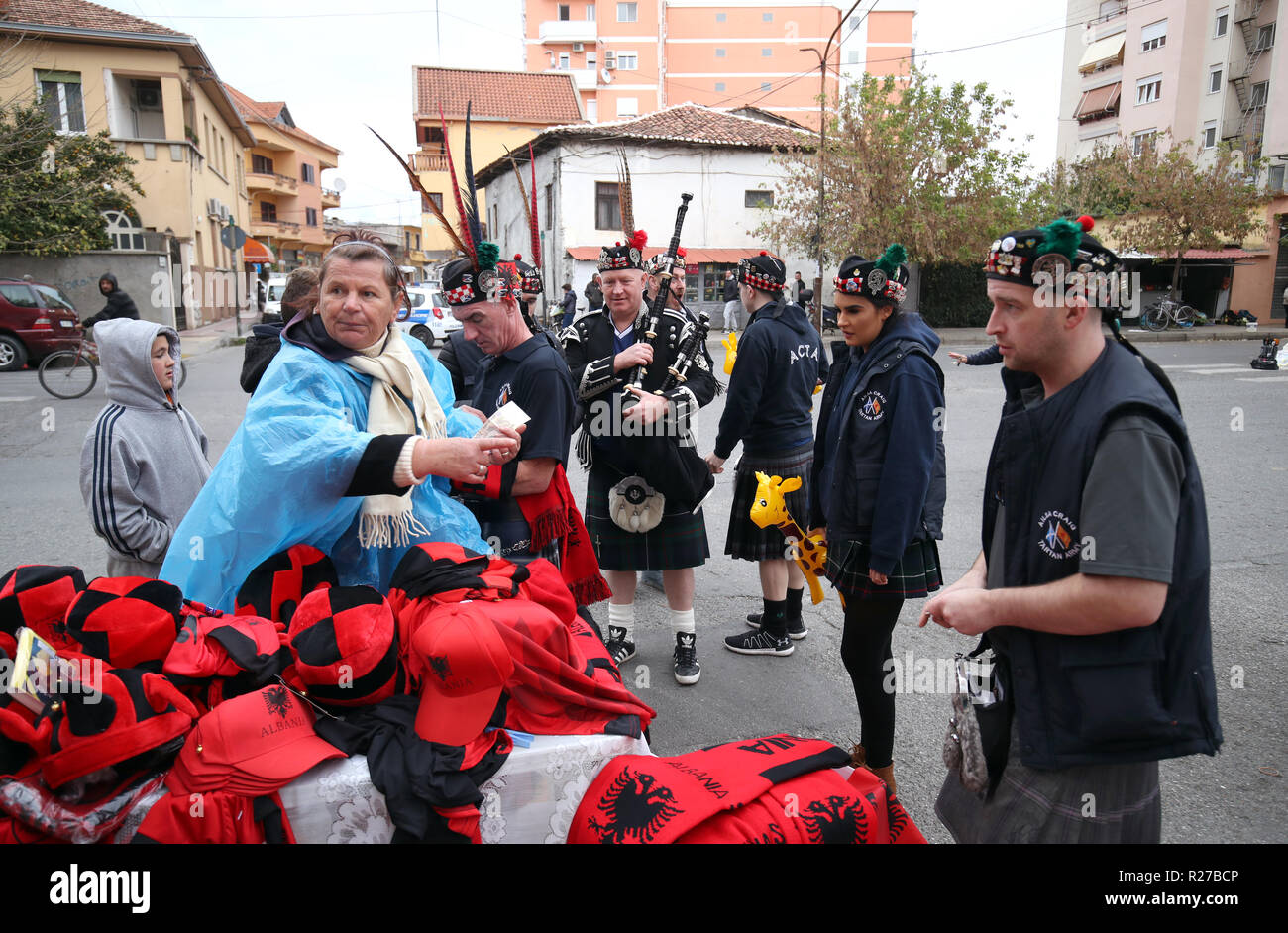 Scozia fan Acquista Albania themed la merce prima di UEFA la lega delle nazioni, gruppo C1 corrispondono al Loro Parque Borici Stadium, Scutari. Foto Stock
