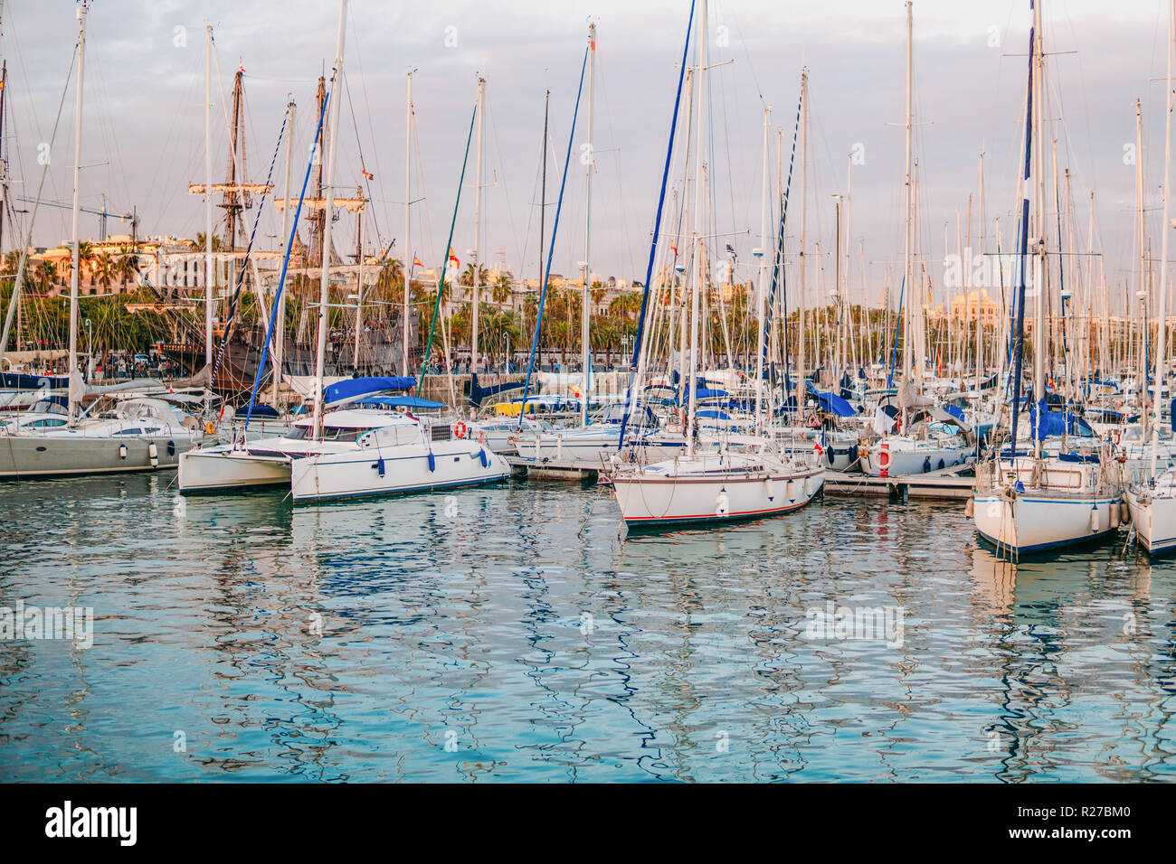 Un gran numero di imbarcazioni sulla spiaggia in Spagna. Yacht Club Foto Stock