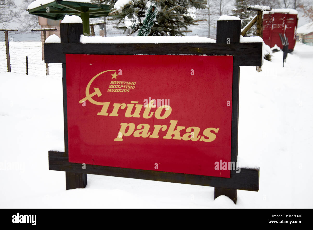 DRUSKININKAI, Lituania - Jan 07, 2011: Ingresso Grutas Park (Gruto eskimo), un giardino di sculture dell era sovietica statue e una esposizione di altri così Foto Stock
