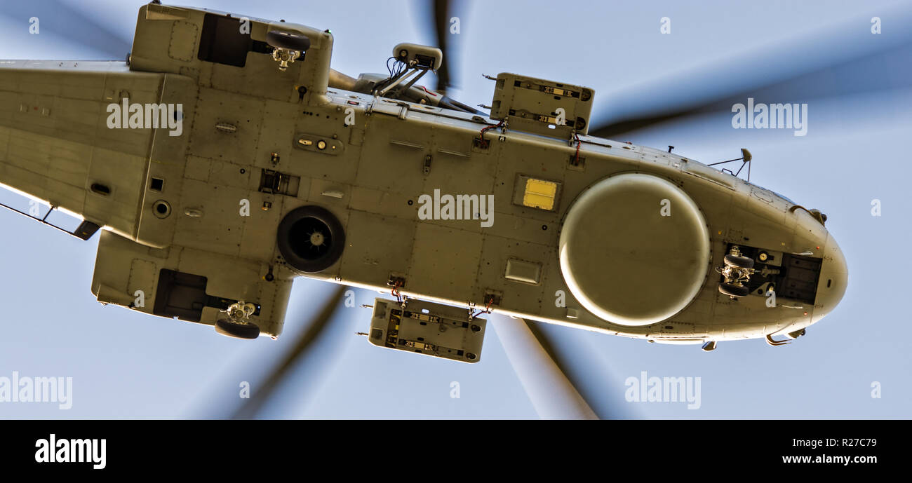 Royal Navy Merlin elicottero con equipaggio Foto Stock