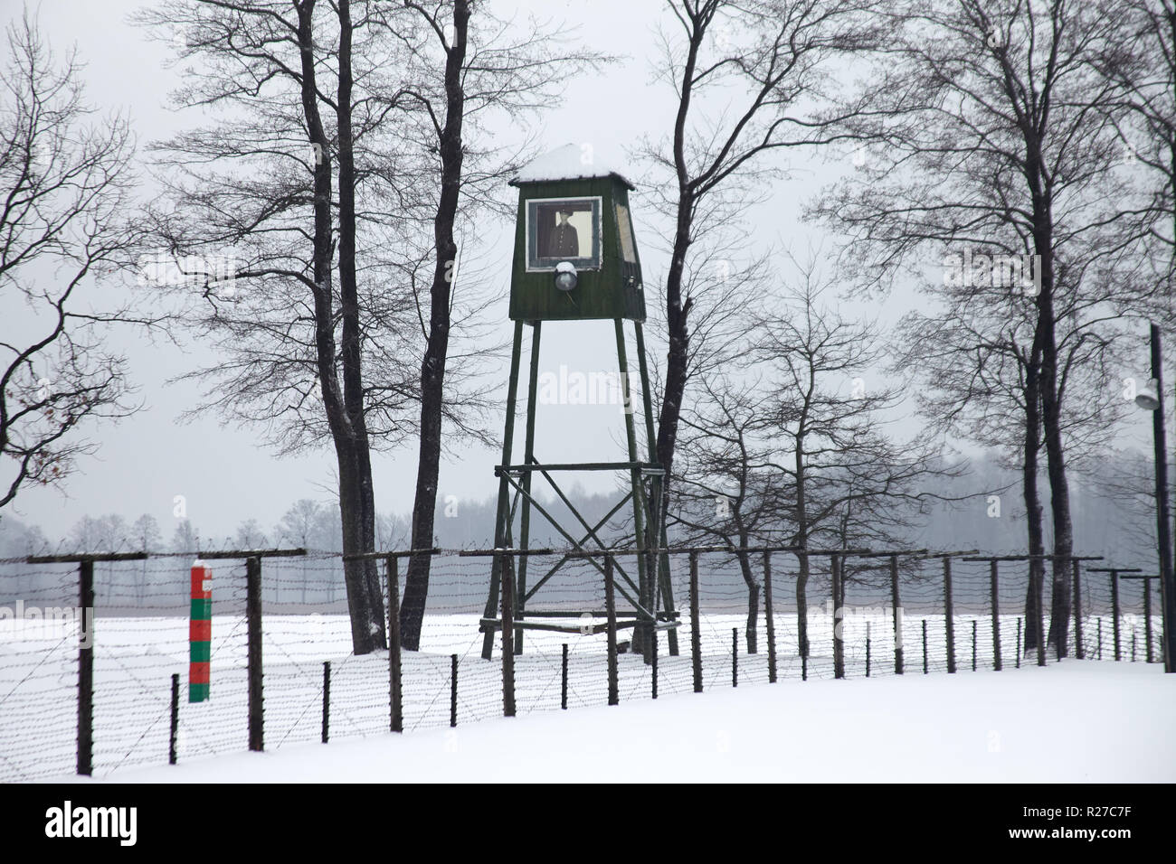 DRUSKININKAI, Lituania - Jan 07, 2011: torre di guardia a Grutas Park (Gruto eskimo), un giardino di sculture dell era sovietica statue e una esposizione di altri Foto Stock