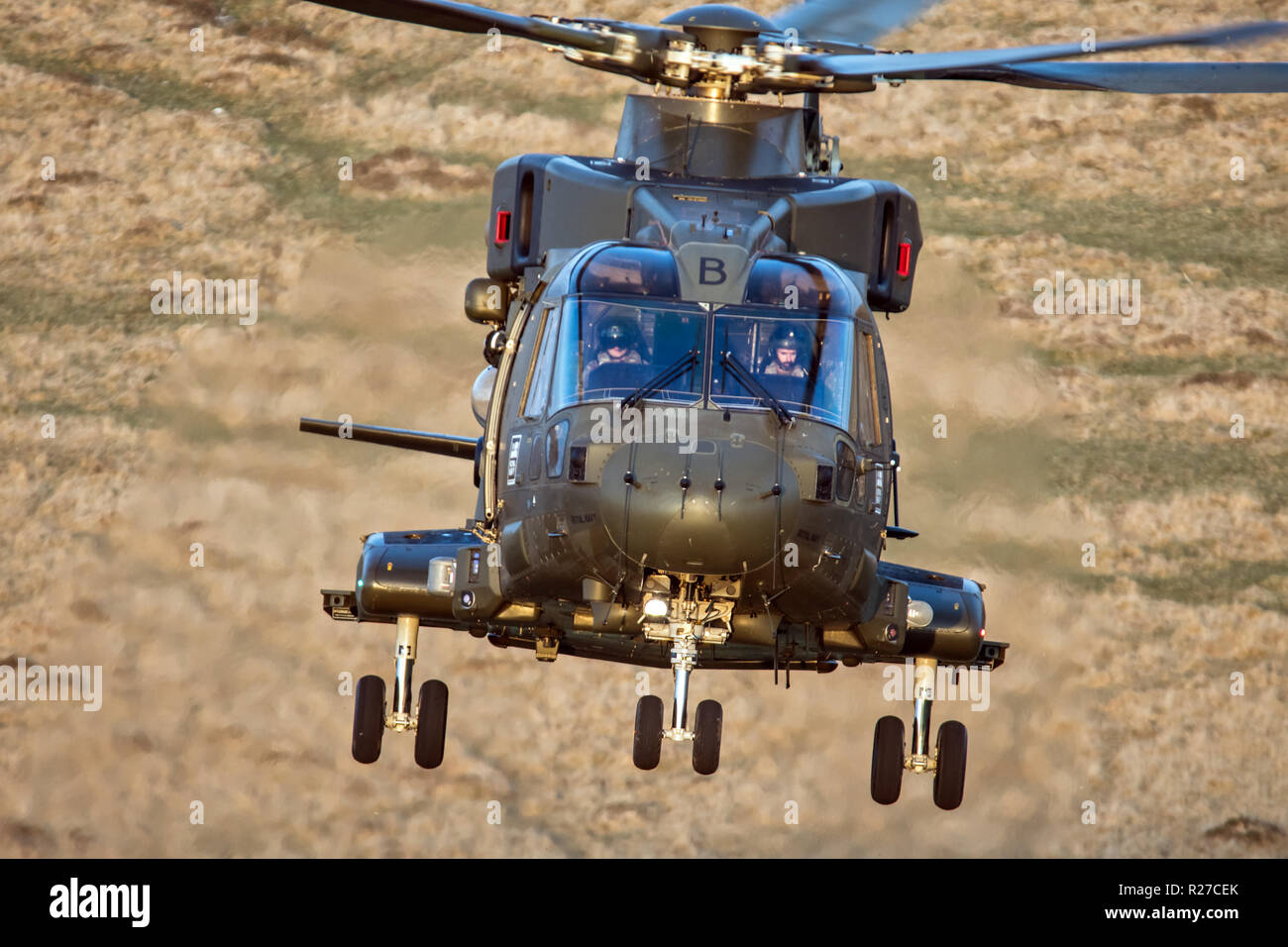 Royal Navy Merlin elicottero con equipaggio Foto Stock