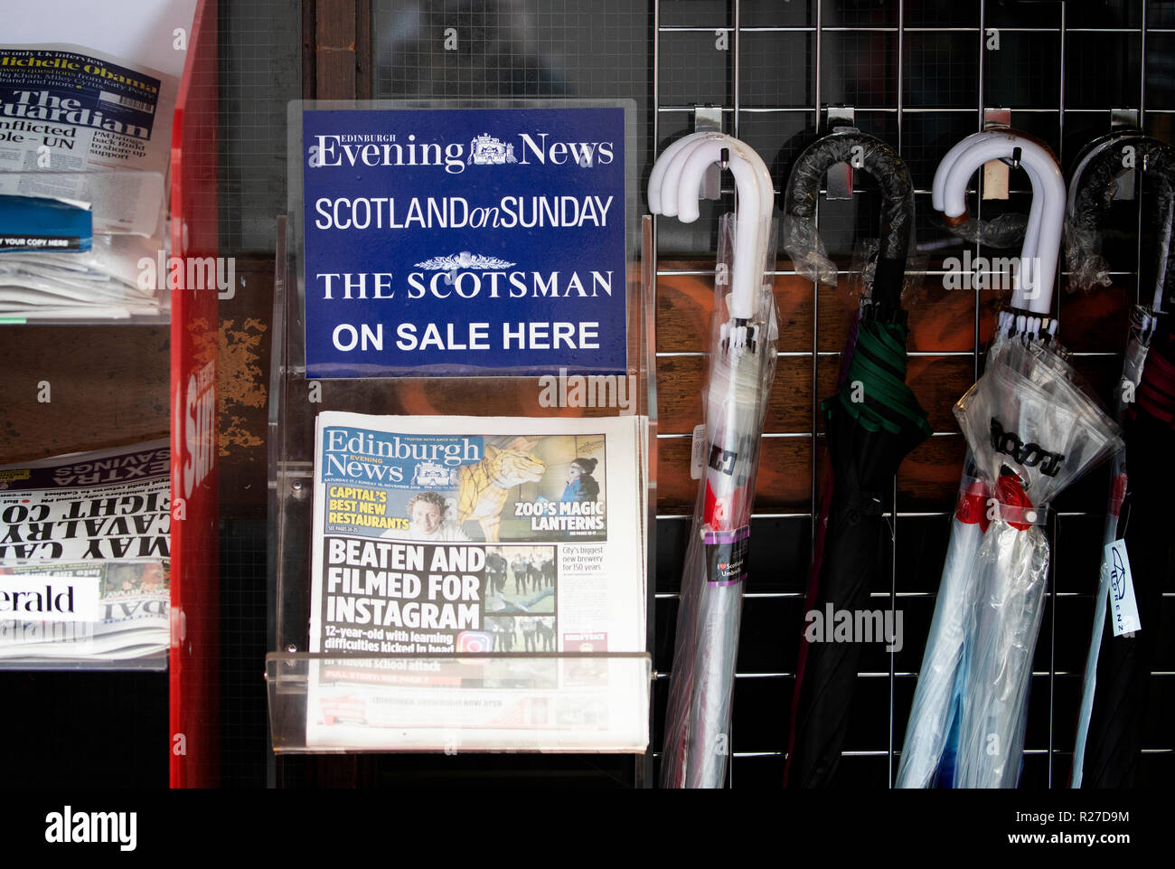 Un edicola con copie del Edinburgh Evening News Giornale al di fuori di un edicola negozio sul Royal Mile di Edimburgo. Foto Stock