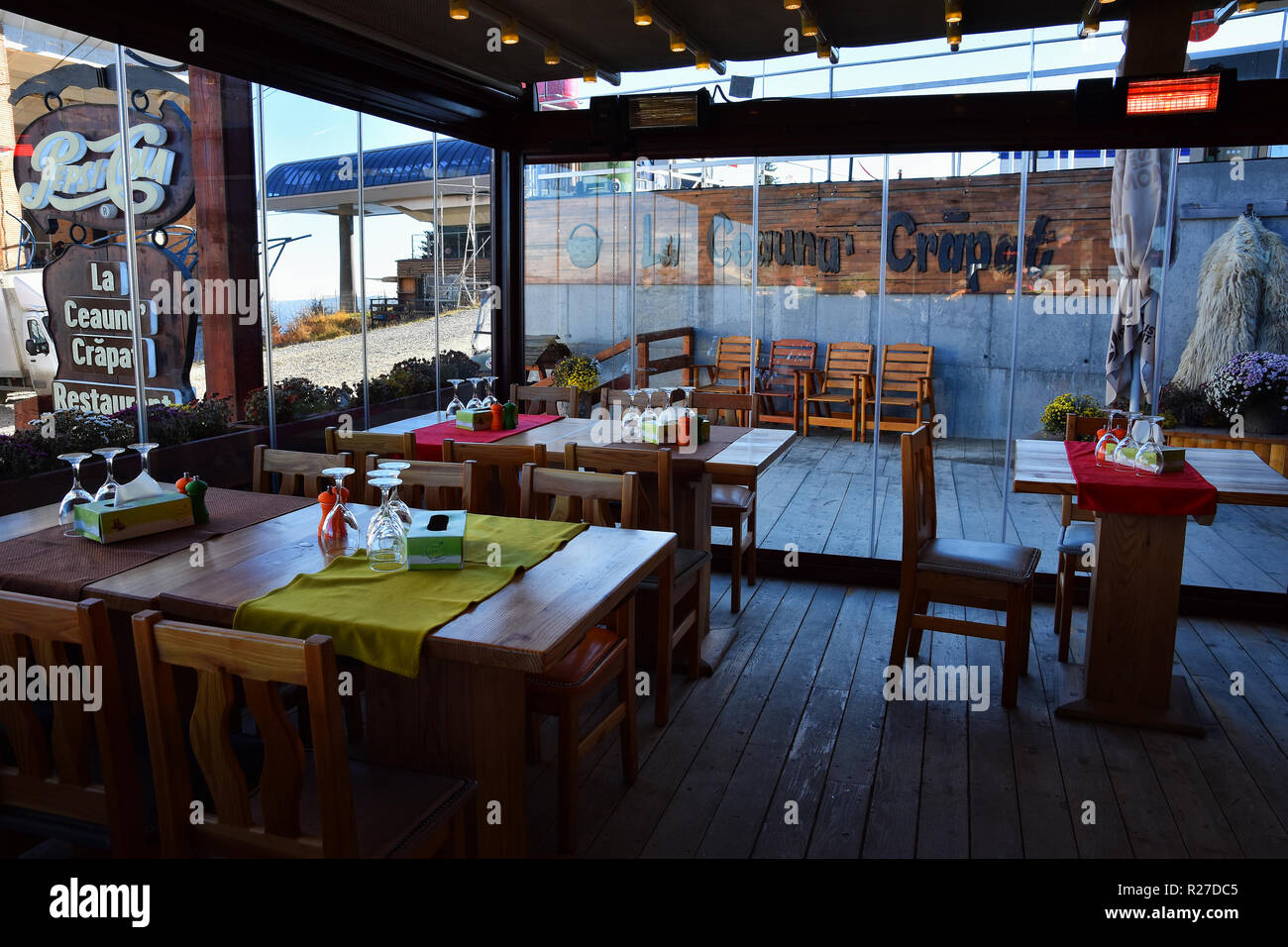 COTA 1400, Sinaia, Romania - 8 novembre 2018. 'La Ceaunu' Crapat" , tradizionale Rumena Ristorante a 1400m nelle montagne di Bucegi , vicino a Gondola carpa Foto Stock