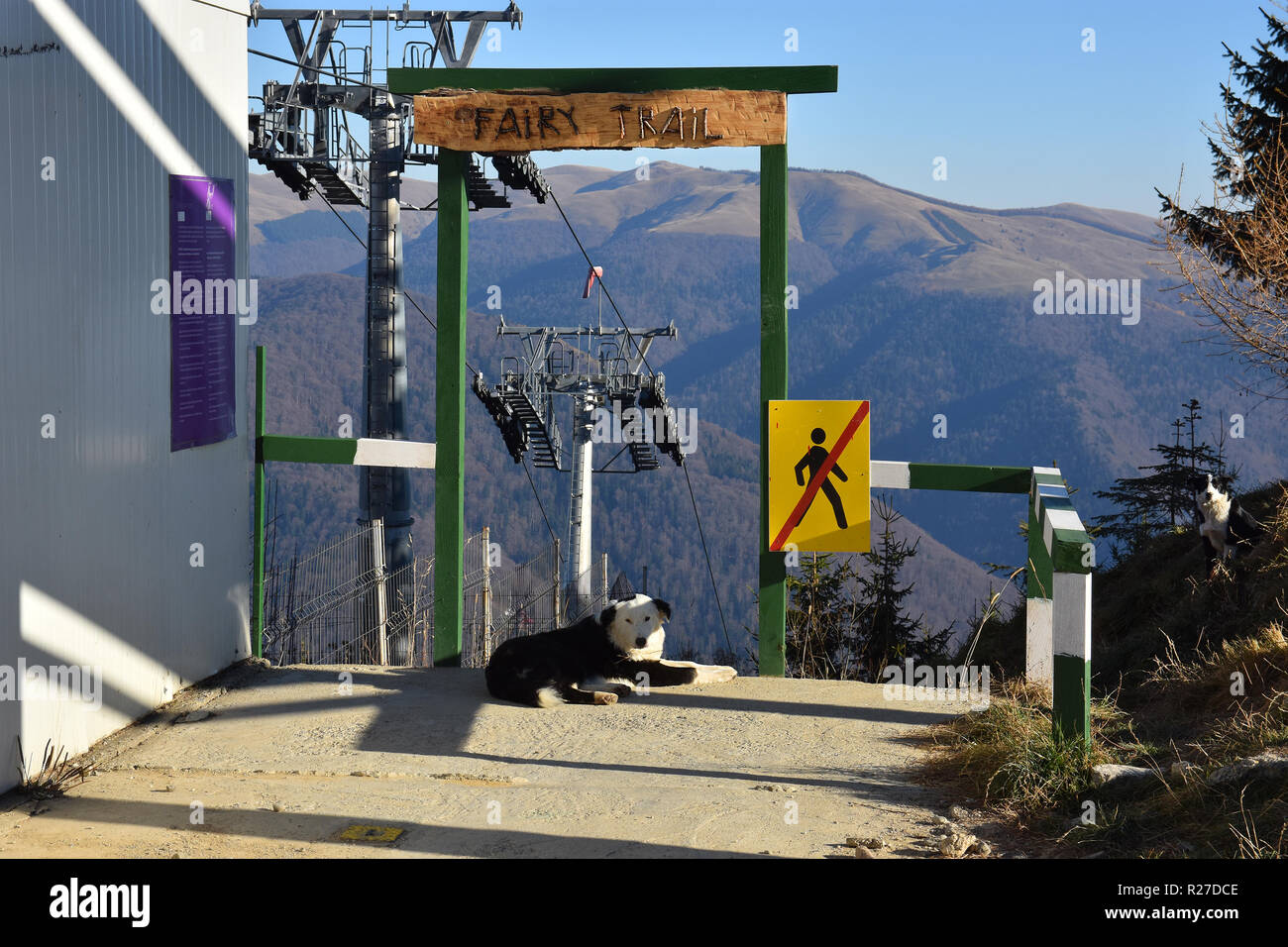 COTA 1400, Sinaia, Romania. Novembre 8, 2018. Punto di partenza del sentiero di fata per gli appassionati di mountain bike nelle montagne di Bucegi, Sinaia, Romania. Foto Stock