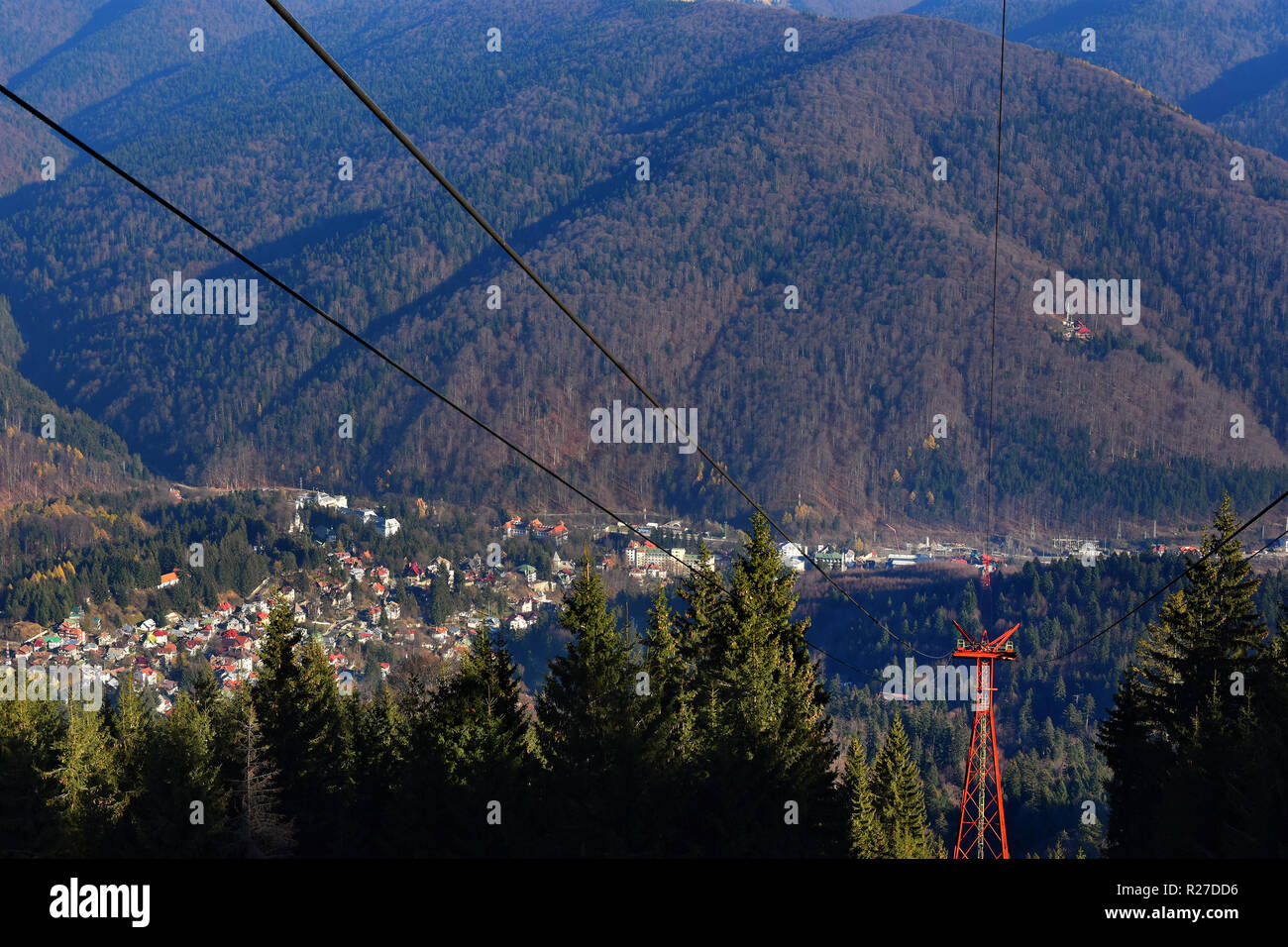 Valle di Prahova , montagne di Bucegi , il ricorso di Sinaia, Romania. Vista da sopra il cavo, stazione di sollevamento a Cota 1400. Foto Stock