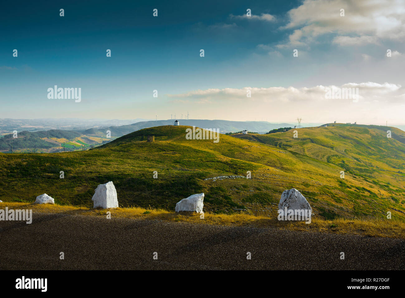 Bellissimo paesaggio portoghese con mulini a vento sulle colline Foto Stock