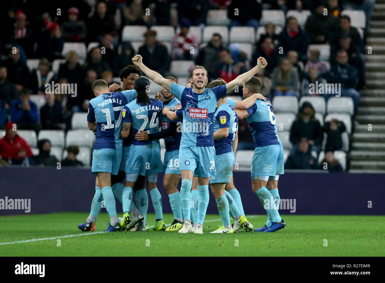 Wycombe Wanderers Jason McCarthy celebra dopo il loro primo obiettivo durante il Cielo lega Bet una partita allo stadio di luce, Sunderland. Foto Stock