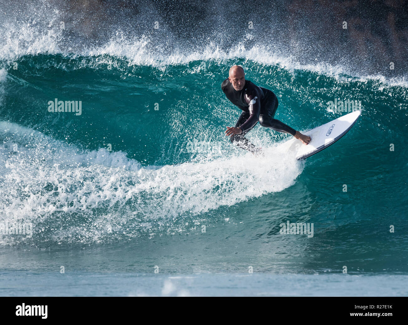 Surfer in azione. Foto Stock