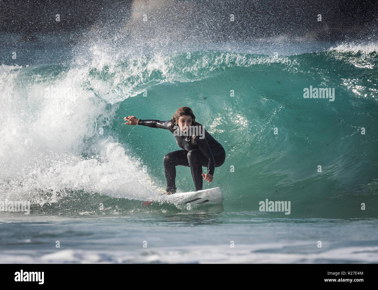 Donna surfer in azione. Foto Stock
