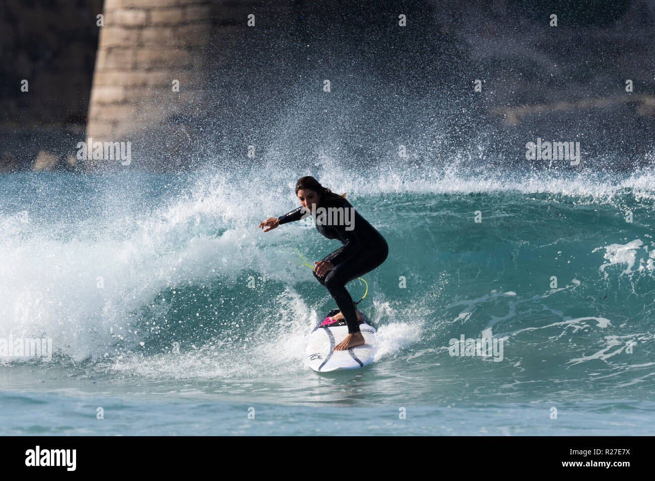 Donna surfer in azione. Foto Stock