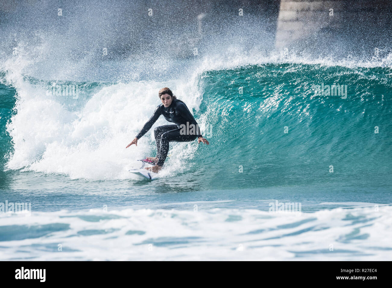 Donna surfer in azione. Foto Stock