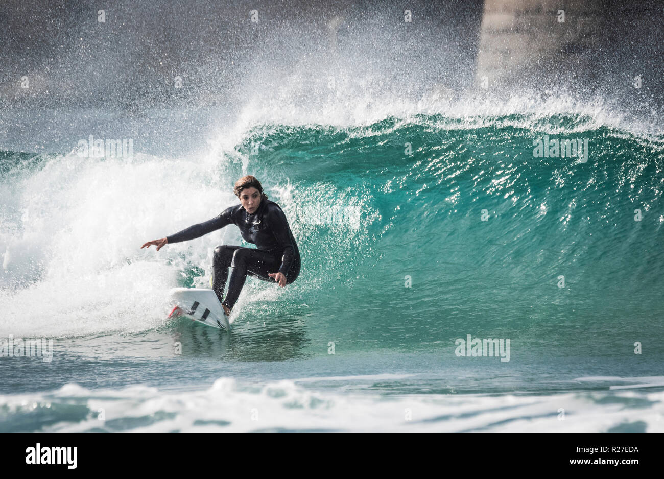 Donna surfer in azione. Foto Stock