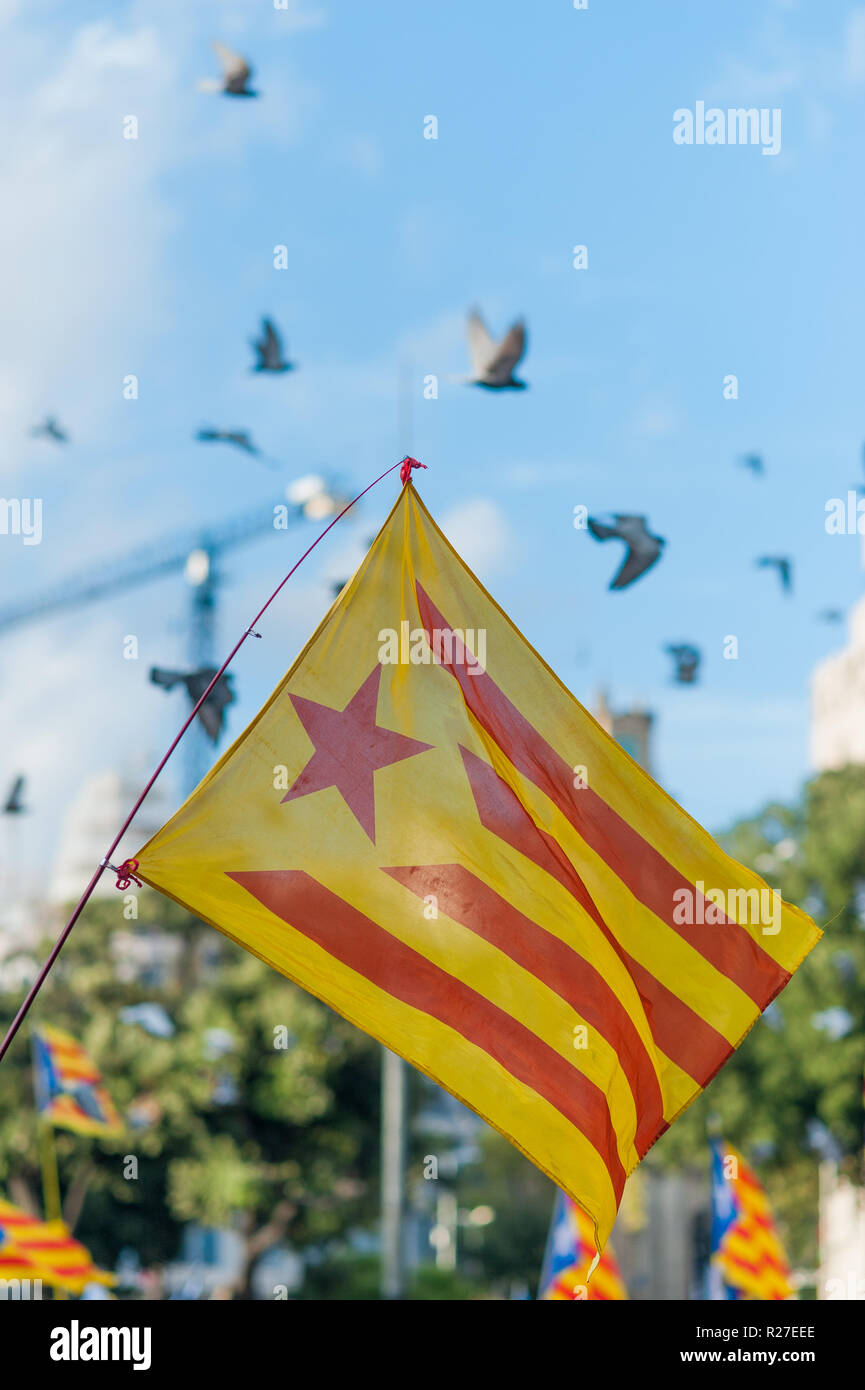 Il catalano estrellada bandiera onde di oltre Catalunya Square nel centro cittadino di Barcellona durante independentist marzo Foto Stock