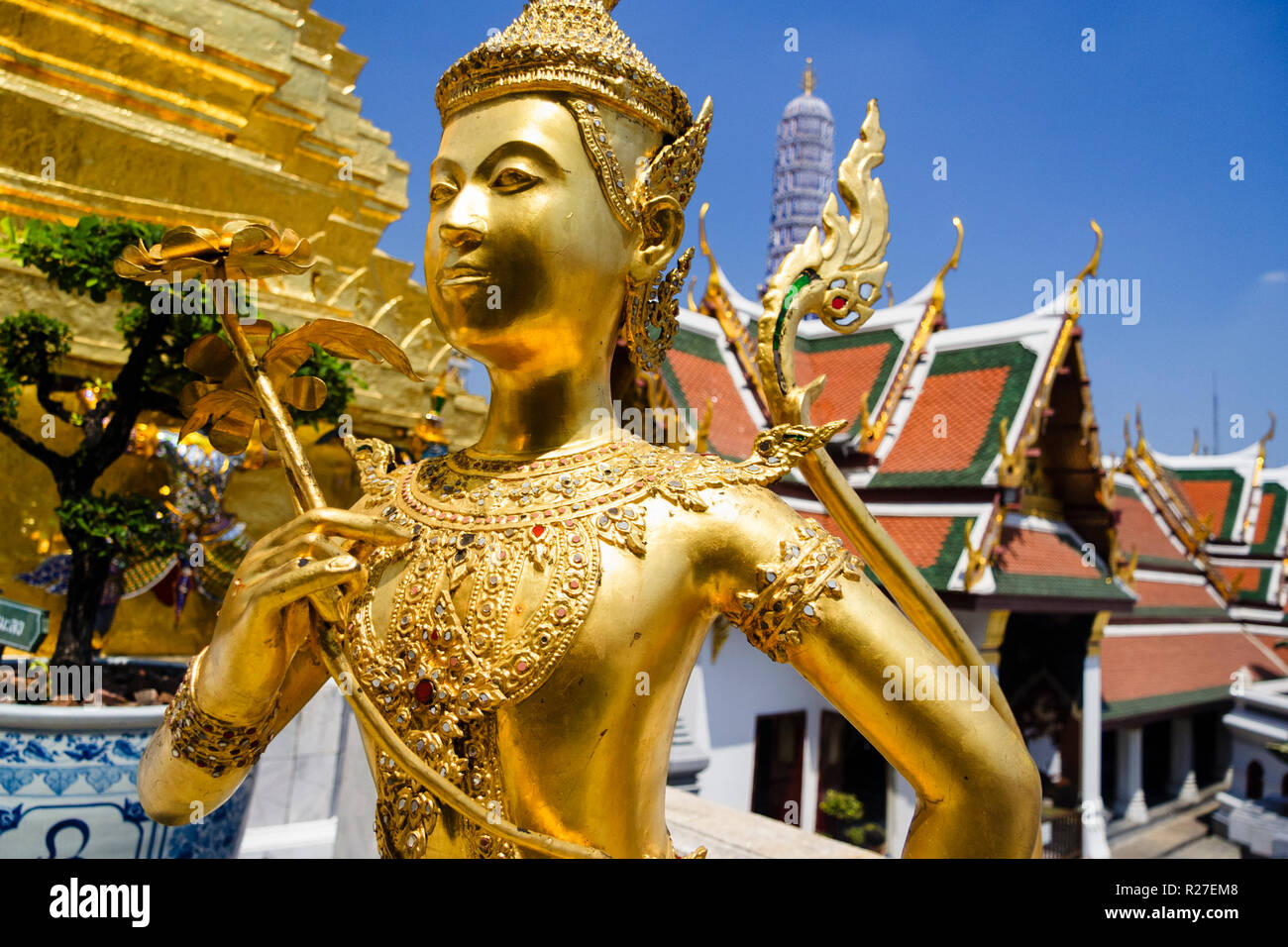 Bangkok, Tailandia : statua dorata di un kinnara essendo celesti al Wat Phra Kaew o il Tempio del Buddha di Smeraldo entro le pareti del Grand Pala Foto Stock