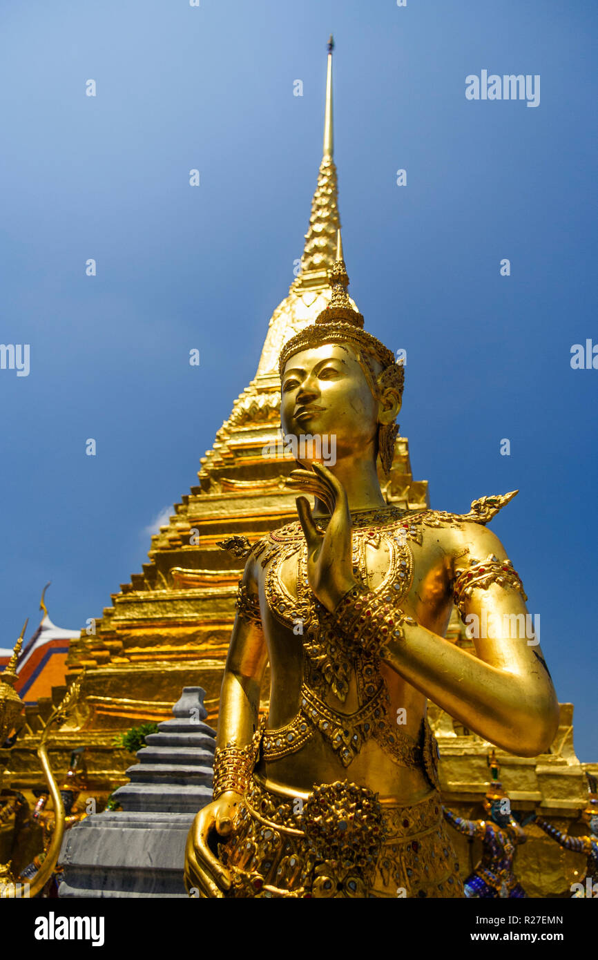 Bangkok, Tailandia : statua dorata di un kinnara essendo celesti al Wat Phra Kaew o il Tempio del Buddha di Smeraldo entro le pareti del Grand Pala Foto Stock